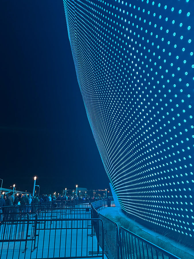 さらに至近から見ると、意外とドットの間隔が広いのがわかる