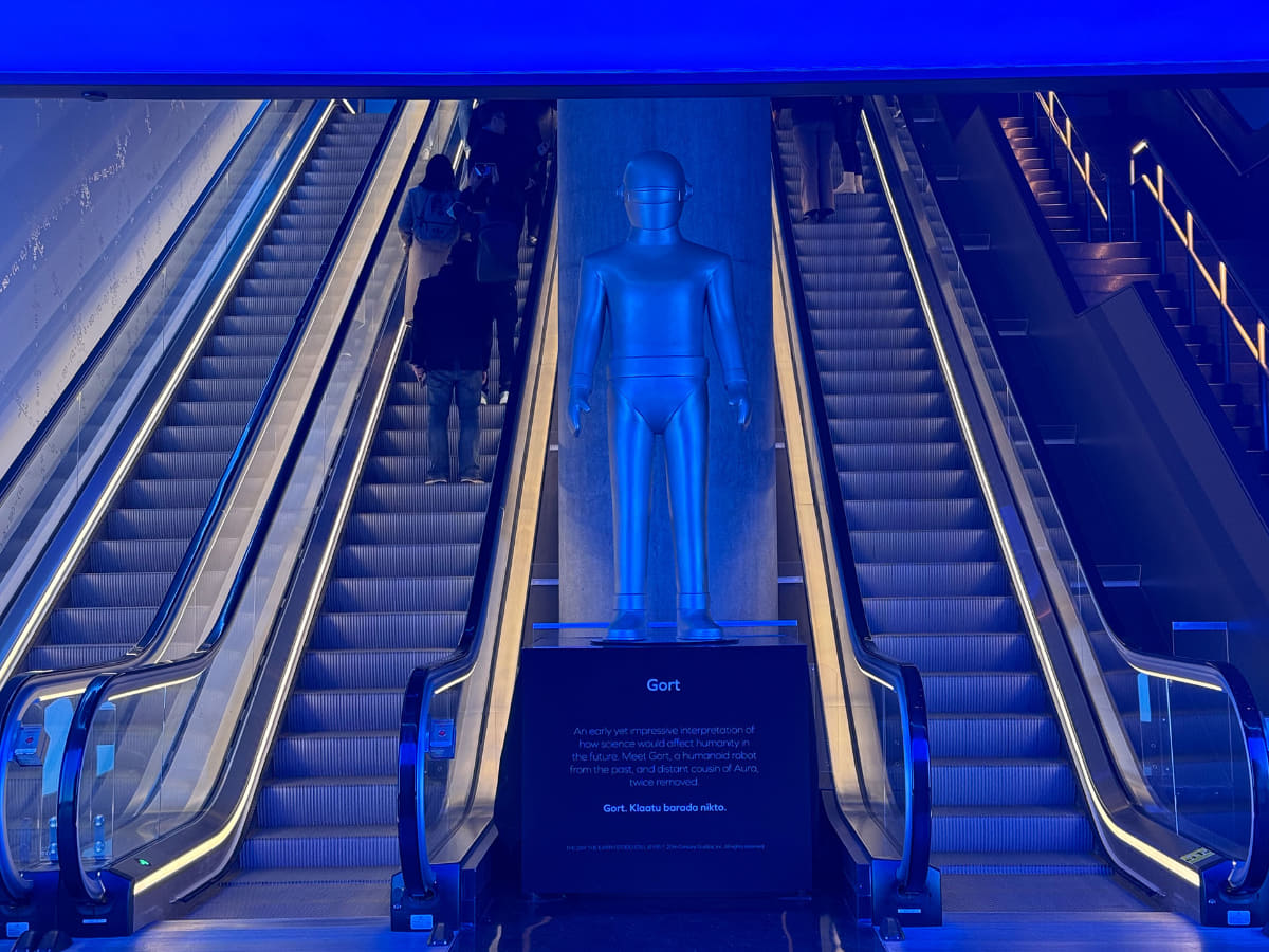 入口では映画「地球が静止する日(1951年版)」に出てきたロボット・ゴートがお出迎え