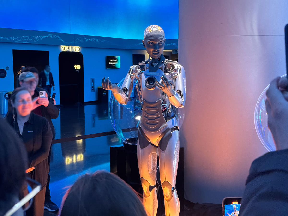 内部では生成AIで対話するロボットも