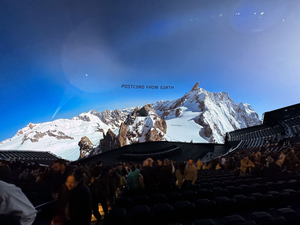 上映が終わった後の席から。こんなふうに斜めに並べられた席から、半球状の画面を見る