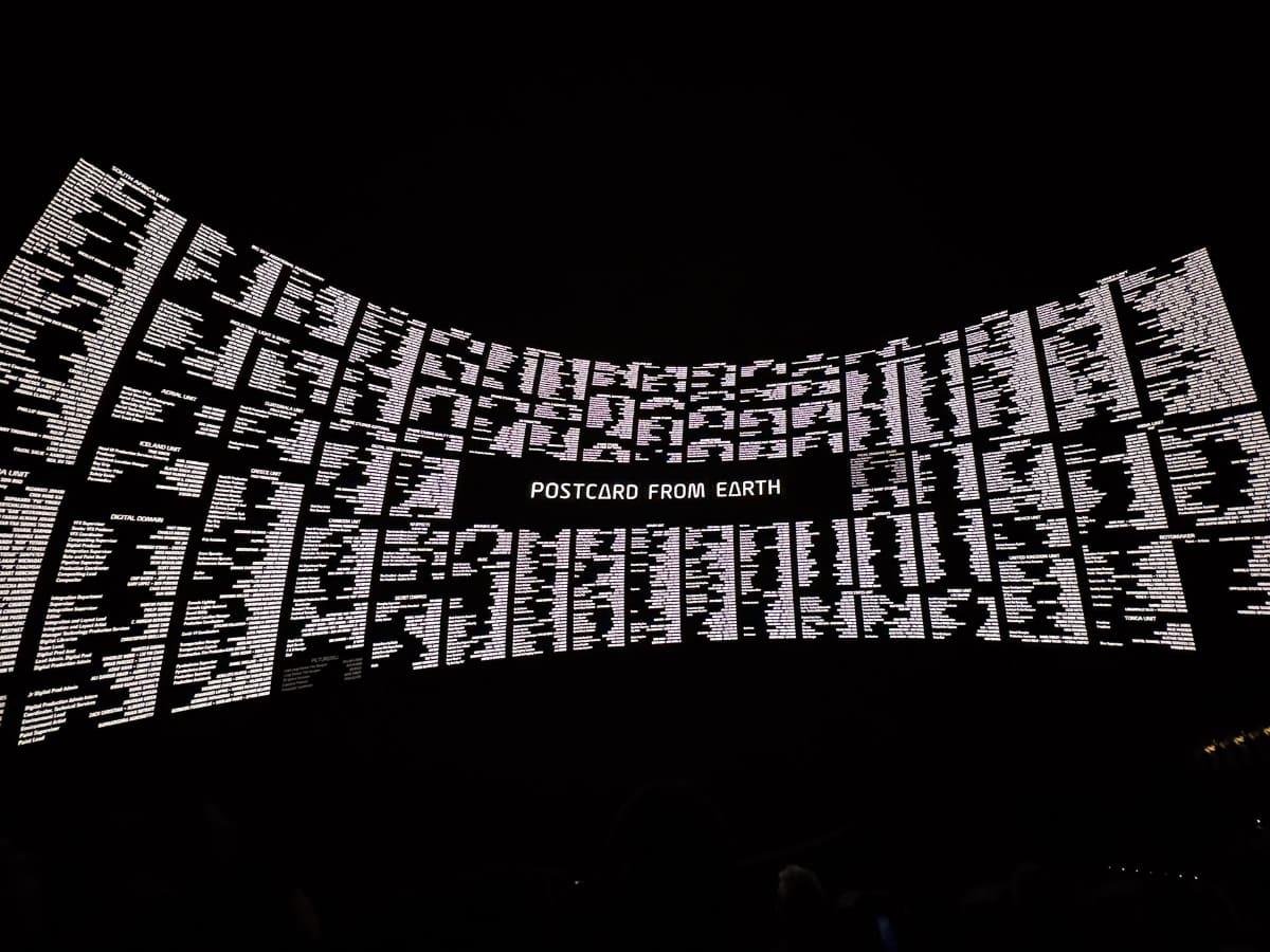 スタッフリストが視界全体に。シアター全体の高解像度感が感じられる