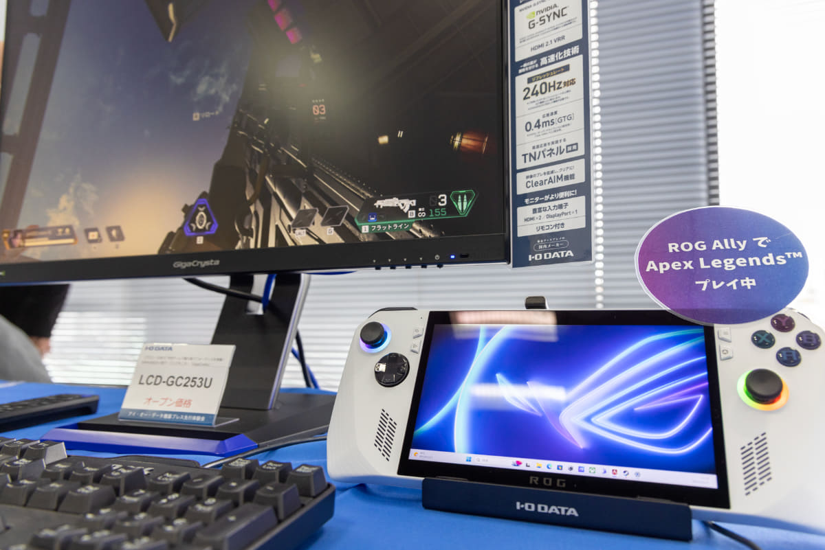 ASUS「ROG Ally」をドックに接続し、アイ・オー・データのディスプレイに出力させた状態
