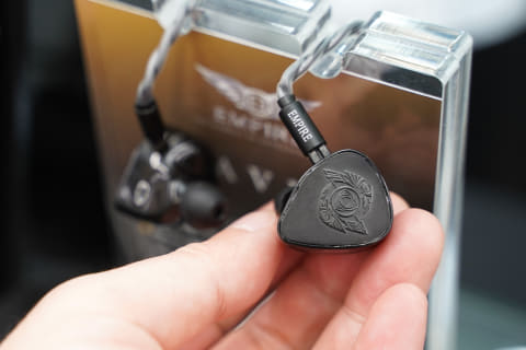 qdc、片側15ドライバ「EMPEROR」最終版。EmpireEars最上位「RAVEN」も