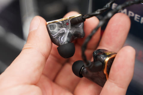 qdc、片側15ドライバ「EMPEROR」最終版。EmpireEars最上位「RAVEN」も