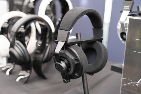 ＳＴＡＸ アンプとヘッドフォン STAXから小型円形の“静電型新世代エントリー”。finalから「D7000