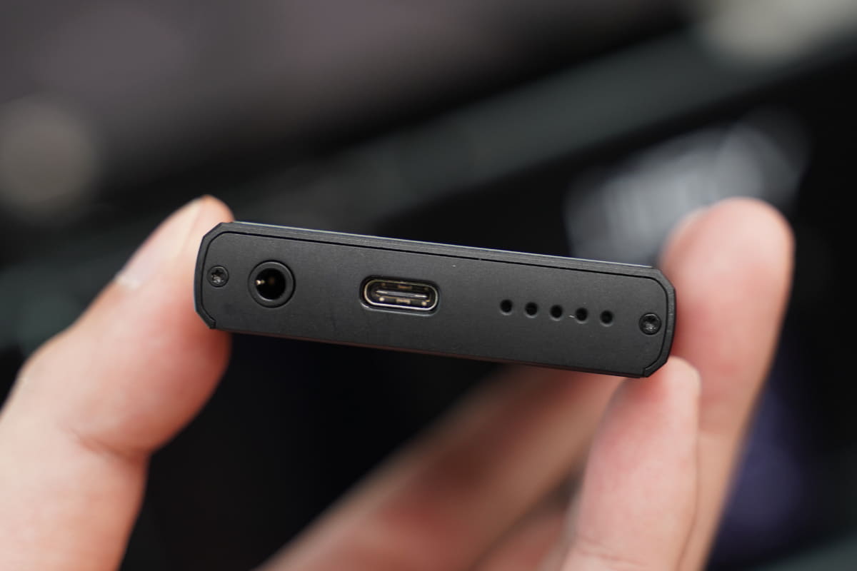 底部にスピーカー、上部にマイクを備え、マルチな使い方ができるDAP