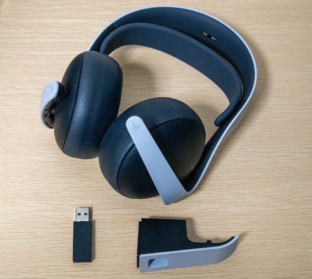 付属品。本体の他にはPlayStation Link用のUSBドングルとフック、それに別途USBケーブルが入っている