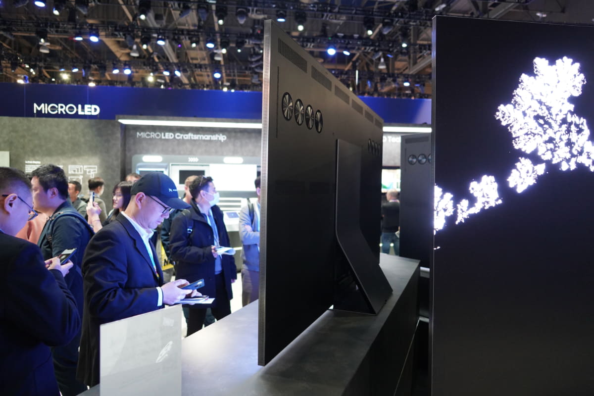 展示されていたマイクロLEDディスプレイを背面から撮影した様子。ディスプレイ部の厚さ3cmほど。スタンド部のデザインもスタイリッシュだ。すべての画面サイズの試作機が、大きさの異なる同じデザインの筐体に収まっていた。一般ユーザー向けの市販化も近いのか!?