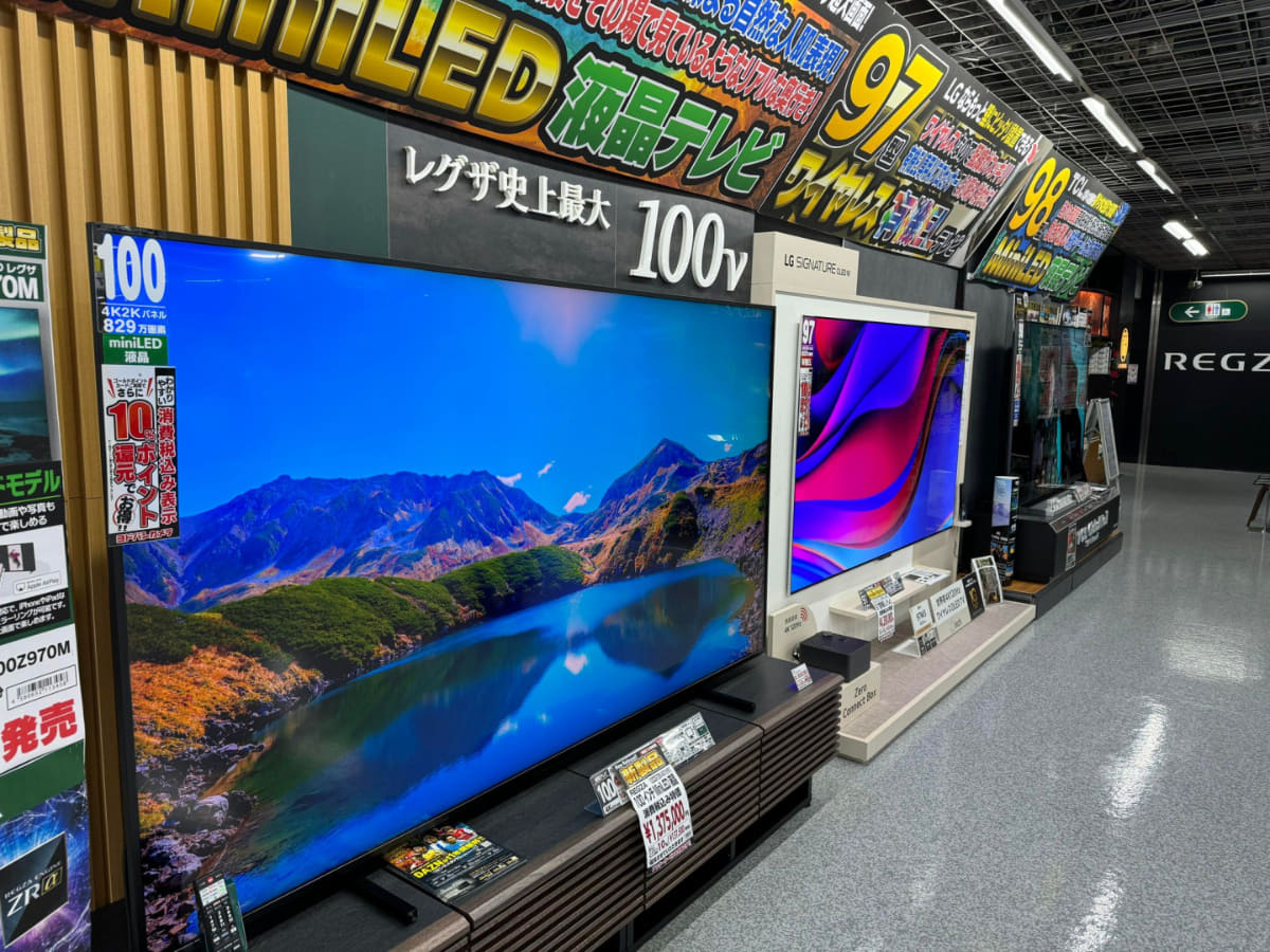 2023年末、秋葉原のヨドバシカメラのテレビ売り場では「直視型テレビをホームシアターへ」をコンセプトにした100インチ級のテレビの実機展示と関連イベントが行なわれた。ホームシアターの脱プロジェクター時代が来るのか!?