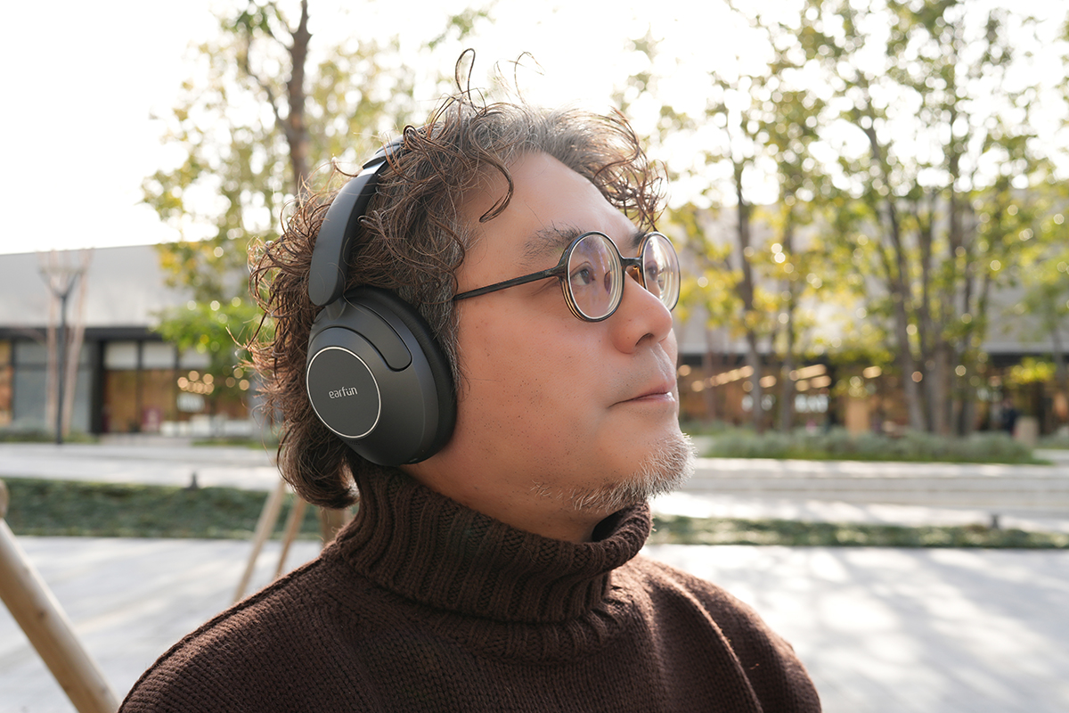 屋外や電車の中でも騒音を大幅にカットし、静かな空間で音楽が楽しめる