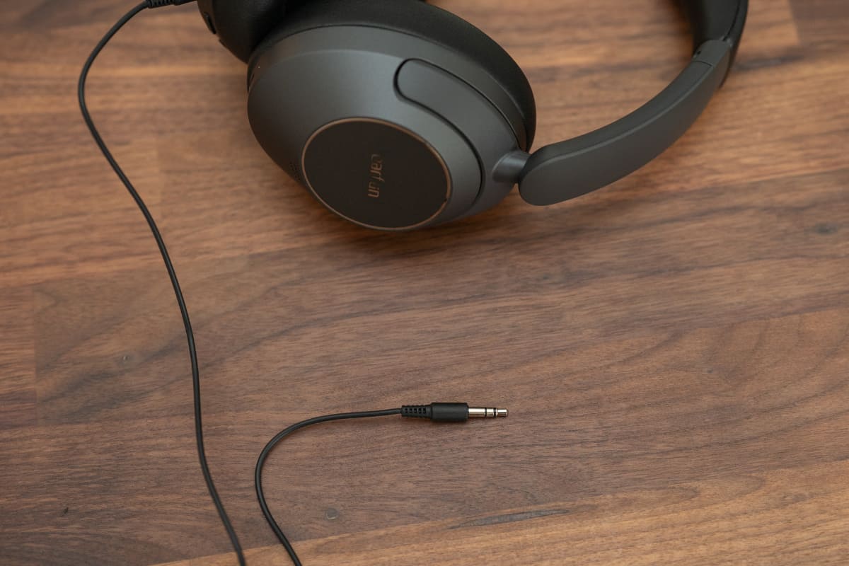 底部にUSB-Cの充電端子。ステレオミニケーブルも付属し、有線接続も可能だ