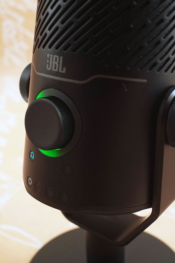 ボリューム回りのLEDはレベルメーターにもなる