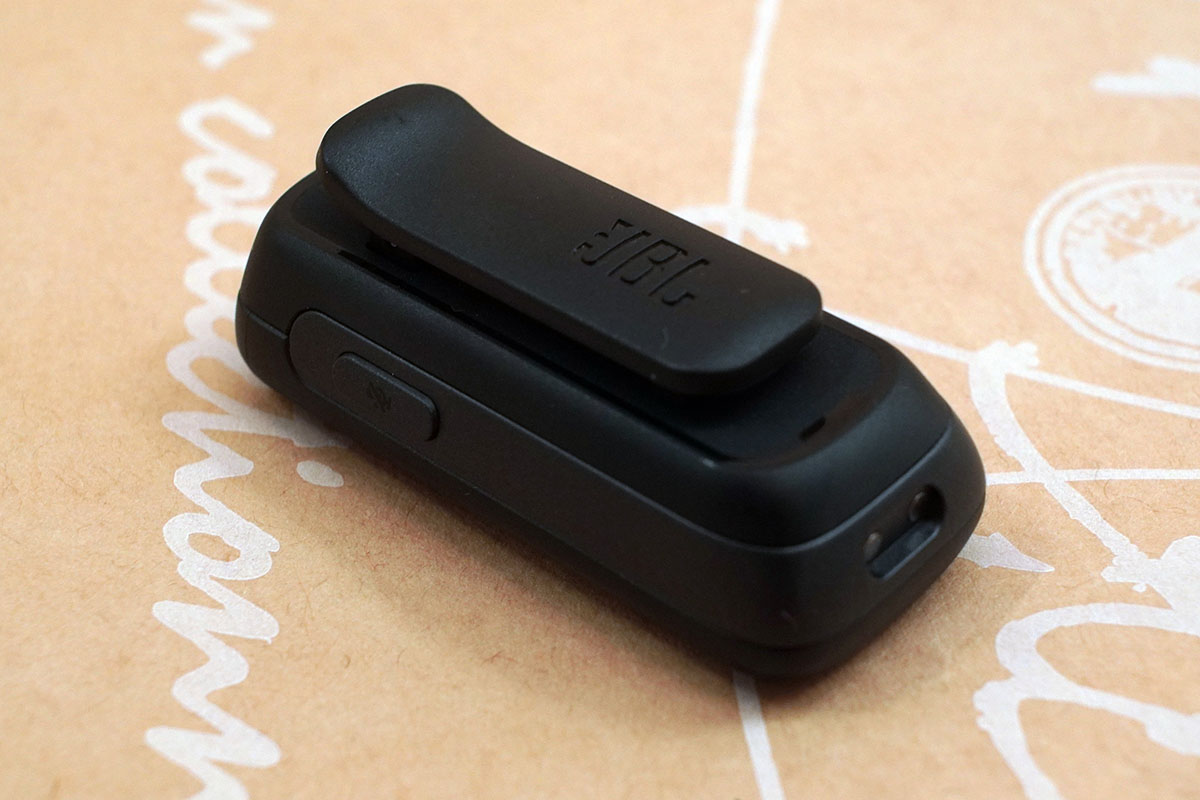 背面に大型クリップ。横に見えるのはミュートボタン