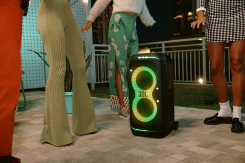 JBL、運びやすくなった「PartyBox」2機種。シリーズ初ワイヤレスマイク