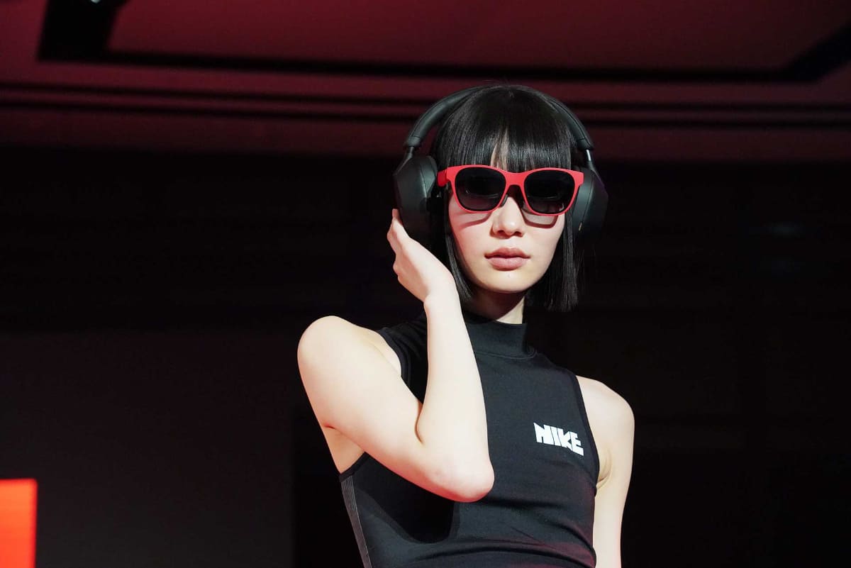 ファッションショーの様子。なお、実際にARグラスを使うには、デバイスと有線接続する必要がある