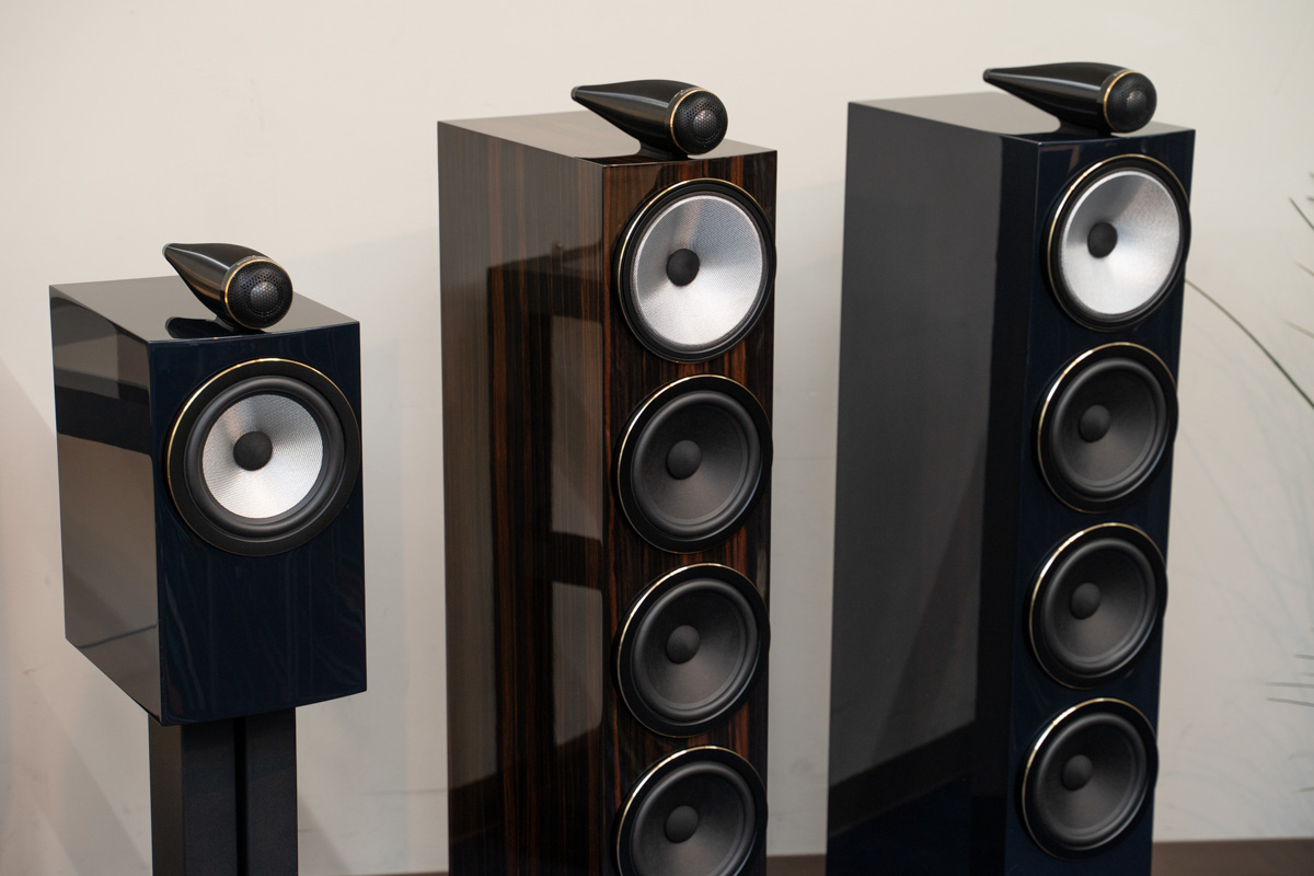 左から、ブックシェルフ「705 S3 Signature」ミッドナイトブルー・メタリック、フロア型「702 S3 Signature」のダトク・グロス、ミッドナイトブルー・メタリック