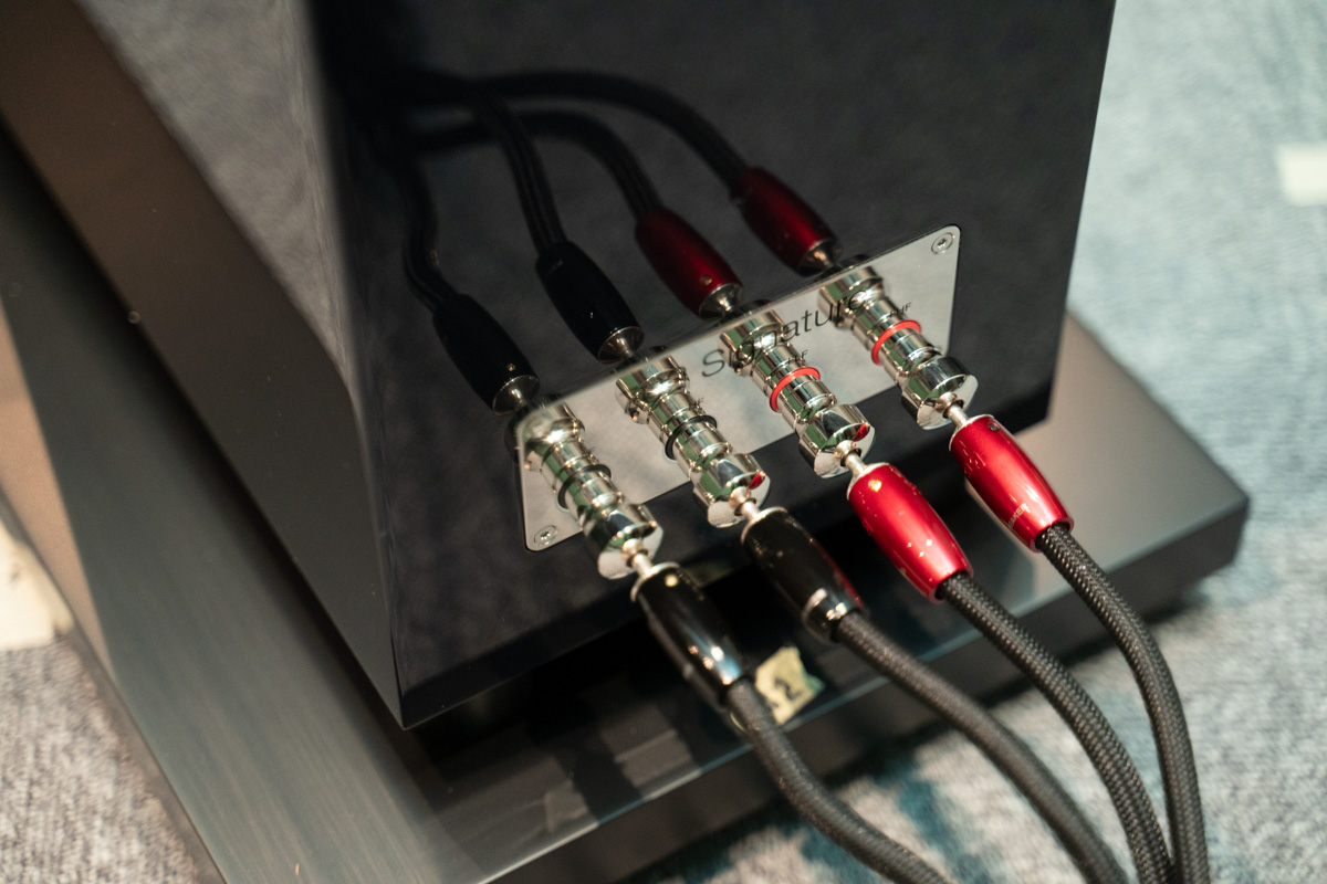 見た目で違いはわからないが、スピーカーターミナルに使っている真鍮のグレードがアップ。ターミナル・プレートの上部にはSignatureロゴもある