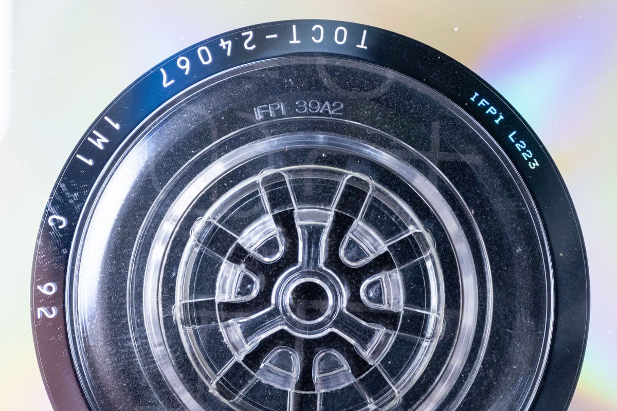 写真右上に「IFPI L223」、中央上に「IFPI 39A2」の文字
