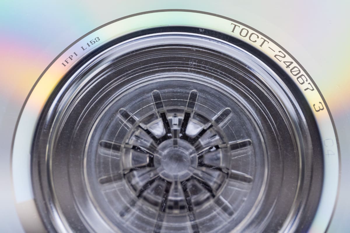写真左上に「IFPI L153」、中央上に「IFPI 2874」（やや見えにくい）の文字