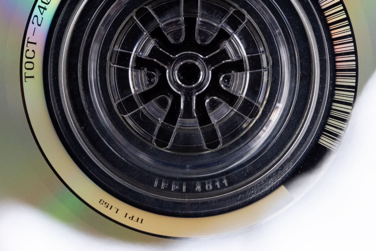 写真左下に「IFPI L153」、中央下に「IFPI 4011」の文字がッ!!!