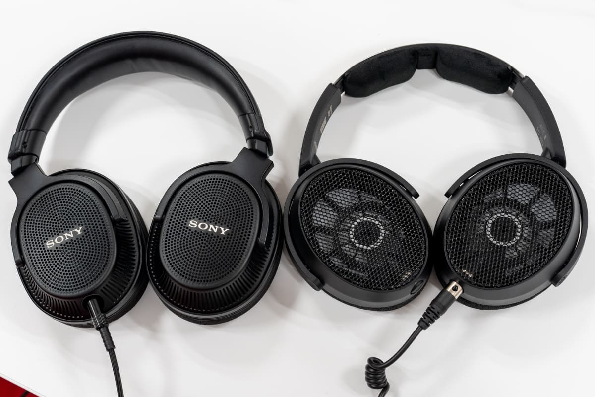 ソニー「MDR-MV1」(左)、ゼンハイザー「HD490 PRO」(右)