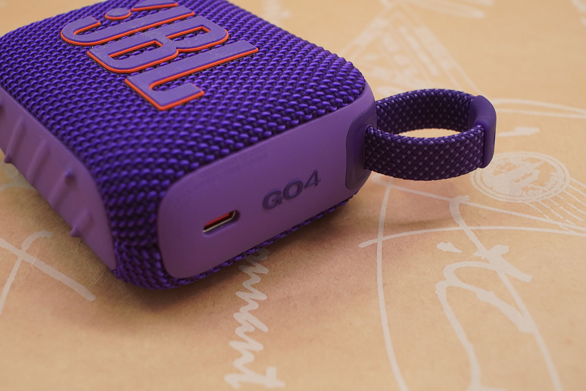 USB端子にキャップはないので、充電は乾いてから行なうよう記されている