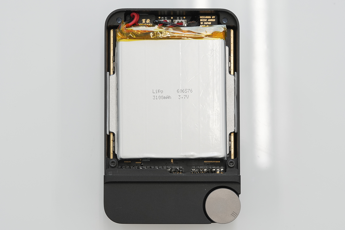 筐体に収納した写真。先程のシールドケースの突起が筐体に触れる事で、熱を筐体に逃がしている