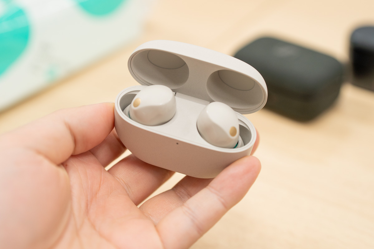 「WF-1000XM5」(プラチナシルバー)