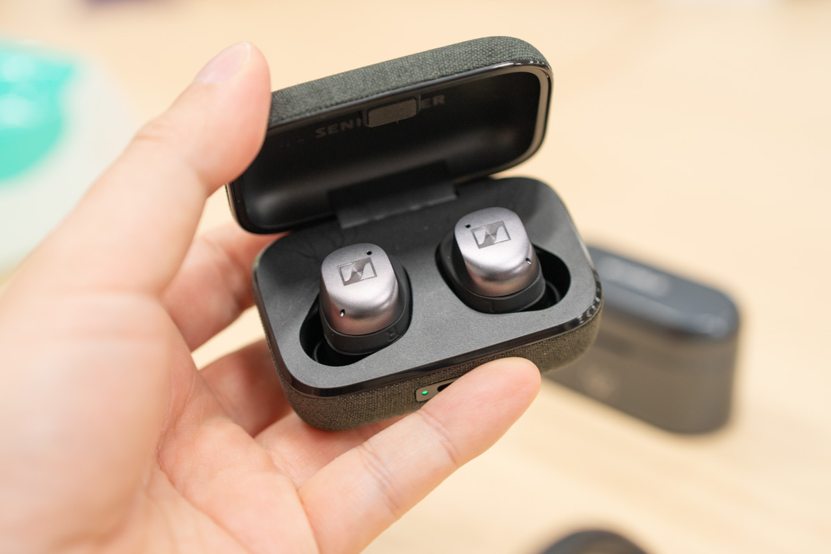 「MOMENTUM True Wireless 4」(Black Graphite)