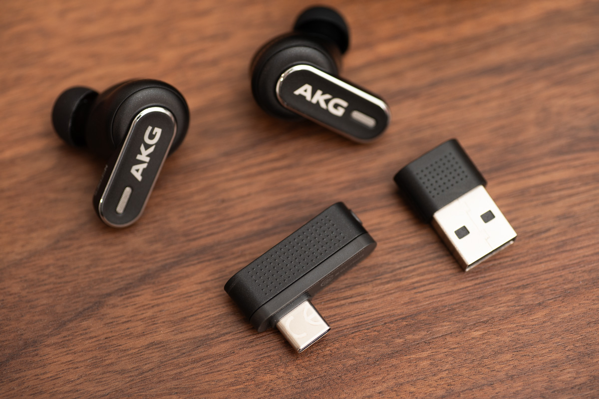 手前の小さなパーツがドングルだ