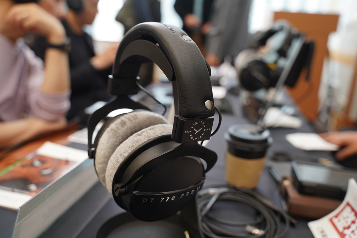 オーディオブレインズのブースでは、独beyerdynamicのブランド創立100周年記念ヘッドフォン「DT 770 PRO X Limited Edition」を出展。元になったDT 770 PROと DT 700 PRO Xとの比較試聴もできる