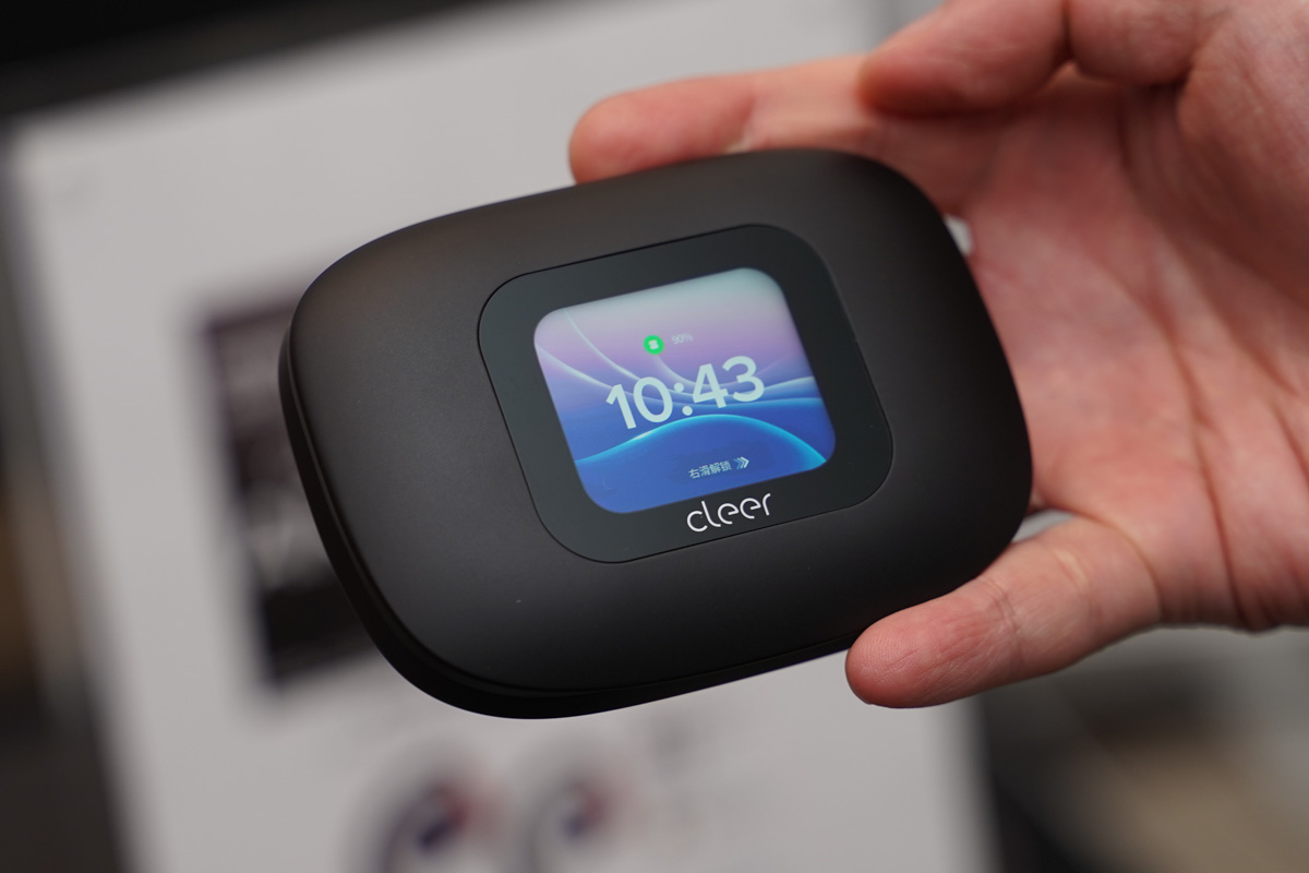 充電ケースにはLCDディスプレイを搭載