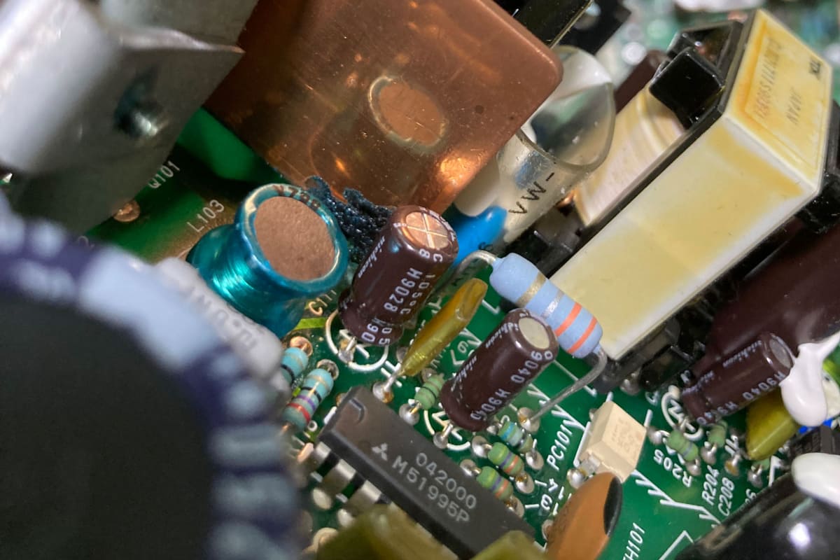 漏れた電解液が基板を伝わりヒートシンクを侵食