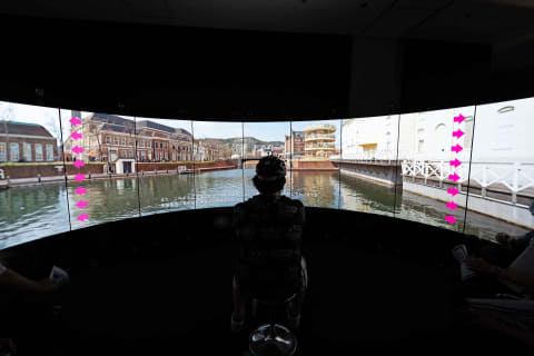 NHKの伸縮ディスプレイがフルカラーに進化。「技研公開2024」 - AV Watch