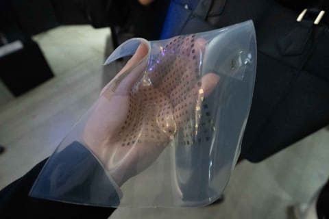 NHKの伸縮ディスプレイがフルカラーに進化。「技研公開2024」 - AV Watch