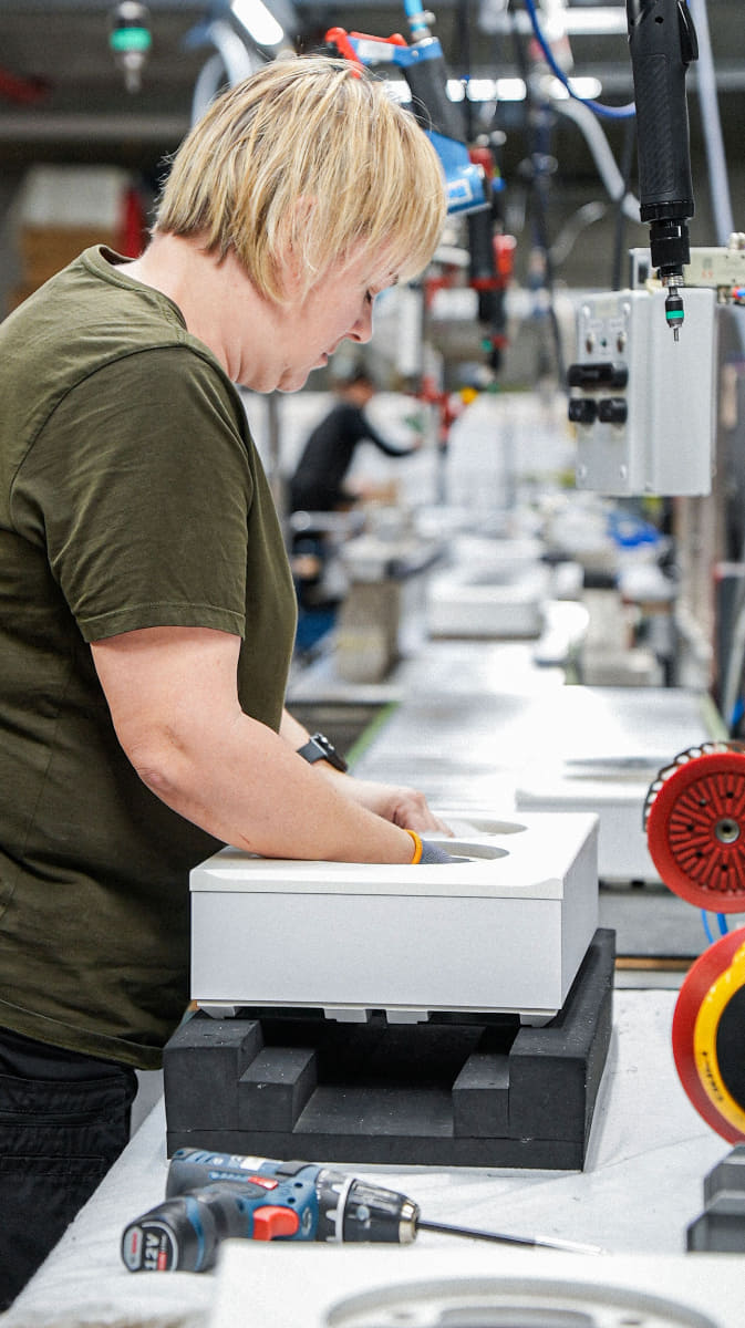 DALIのスピーカーは、デンマークの自社工場で熟練の職人による手作業で製作されている(写真はOPTICONを製作している様子)