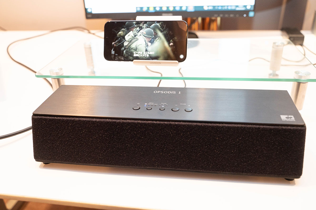 スマホで映画を再生し、そのサウンドをBluetoothでOPSODIS 1から再生した