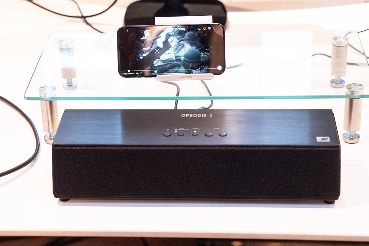 スマホで映画を再生し、そのサウンドをBluetoothでOPSODIS 1から再生した