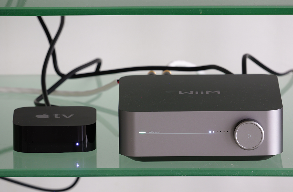 Apple TV 4K(左)ほどではないが、WiiM AMPも十分小さいのがわかる