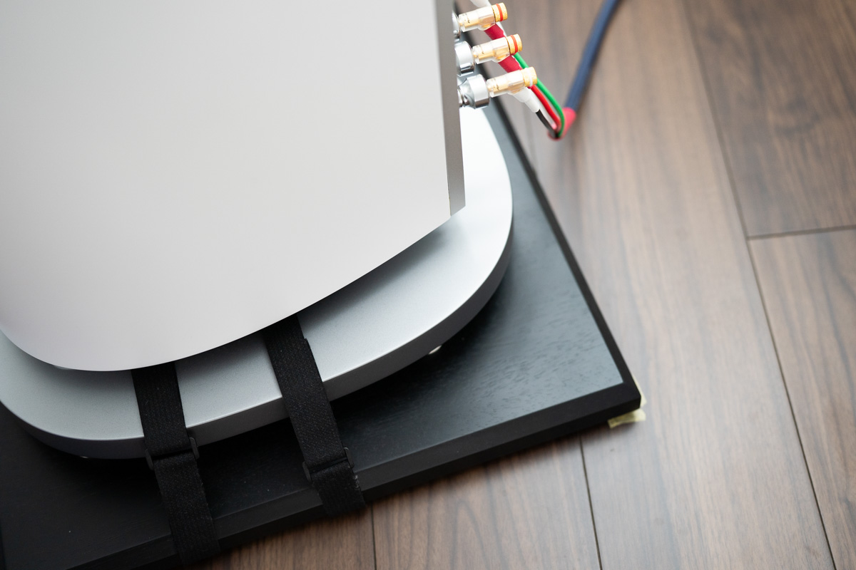 オーディオボード「AB-777」の上に設置。最近地震が多いので、バンドで転倒防止