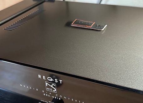 レクスト、機器やスピーカーに置く制振アクセサリー。「“10倍の音質