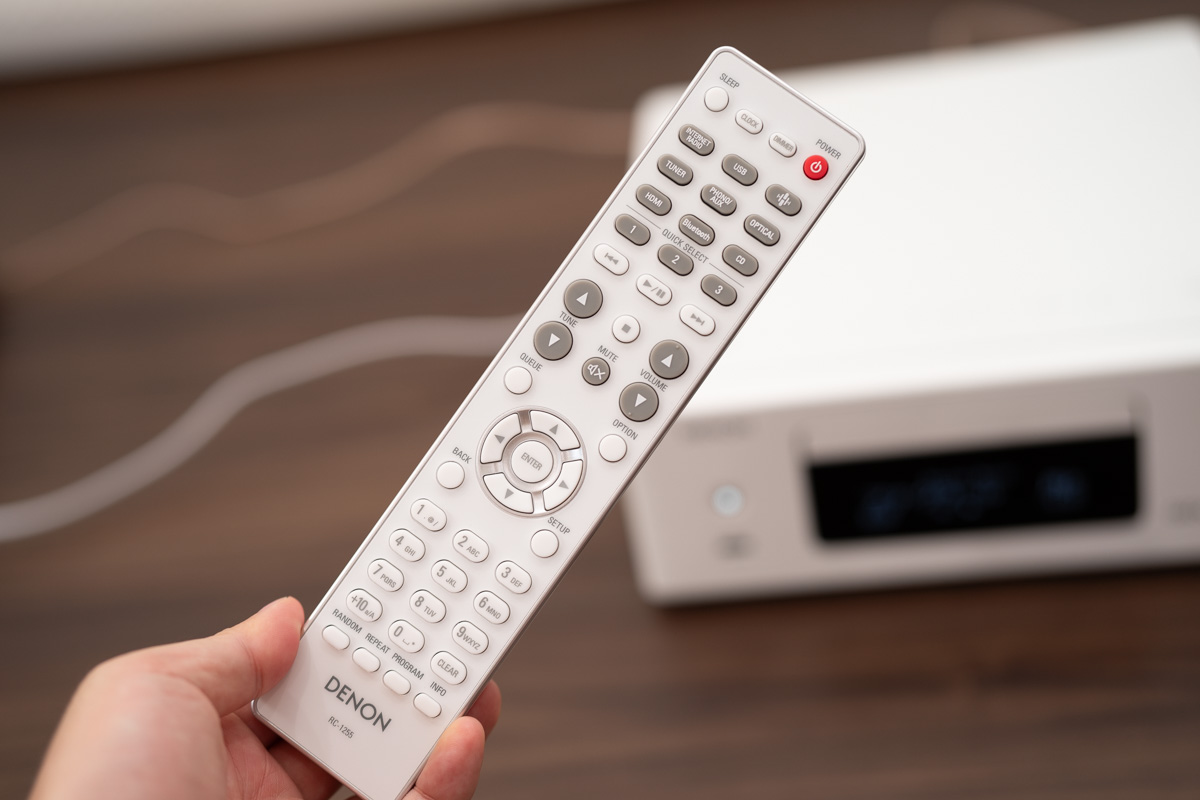 HEOSのアプリから操作も可能だが、リモコンも付属する