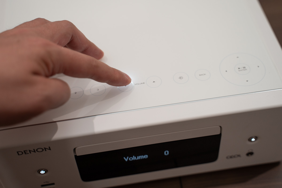 天面のフロントよりに、タッチ式の操作ボタンも備え、直感的に音量調整などが可能。よく聴くソースを登録できるダイレクトボタンを3つ備えているのも便利だ