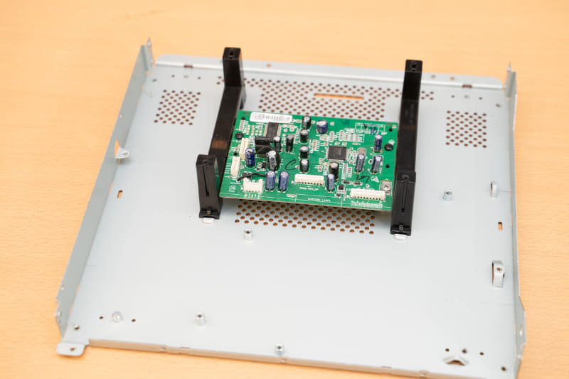 従来モデルは左右に分かれていたメカベース