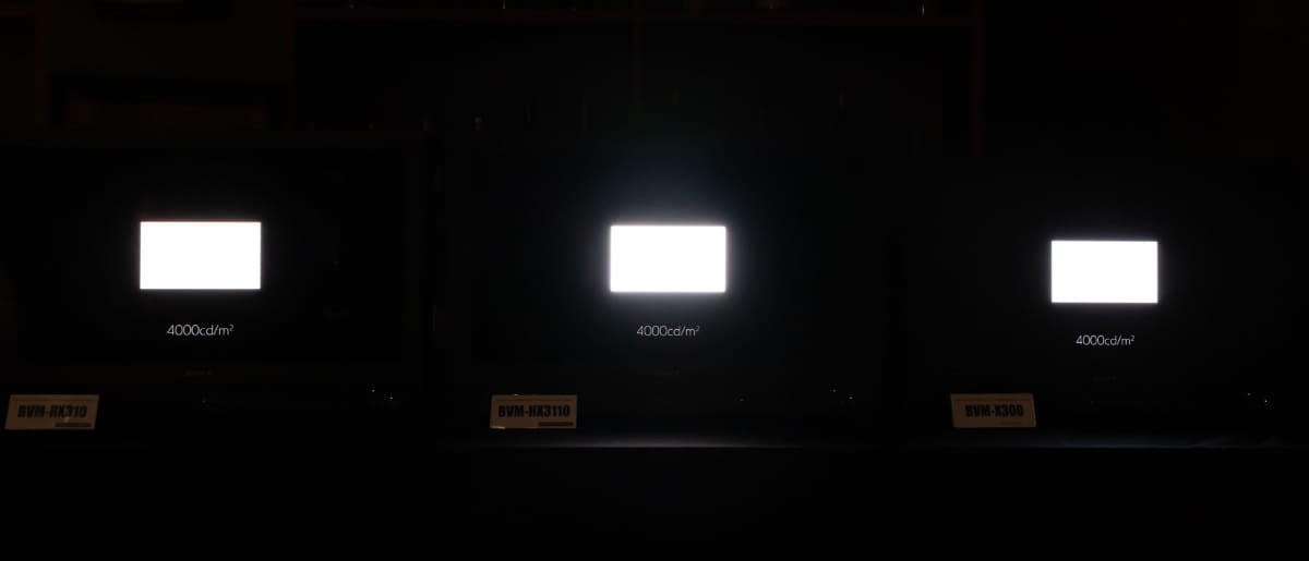 3台のBVMに4,000cd/m<span class="em sup">2</span>の信号を入力した。写真中央のHX3110だけが、4,000cd/m<span class="em sup">2</span>の明るさを再現できる