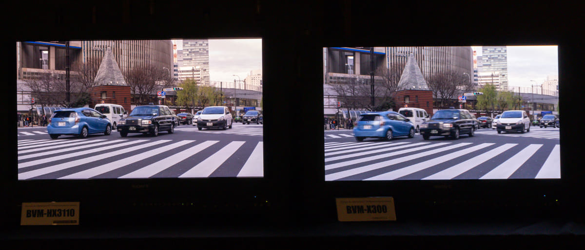 HX3110(左)とX300の比較。X300の車がぶれてしまいナンバープレートが読みにくくなっている