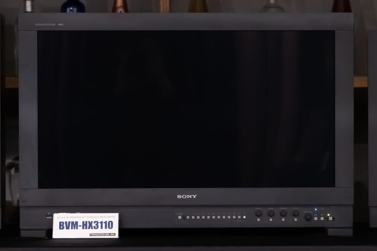 HX310とHX3110の映り込み比較。HX3110の前でも同じようにカメラを構えているが、映り込みはほとんど見えないレベルに抑えられている