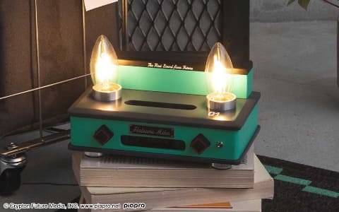 初音ミク×音楽”、真空管アンプ風テーブルランプ。ウッドスピーカ機能付