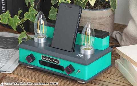 初音ミク×音楽”、真空管アンプ風テーブルランプ。ウッドスピーカ機能付