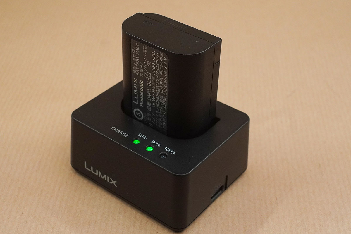 付属のバッテリーチャージャーはUSB-Cで充電できるようになっている